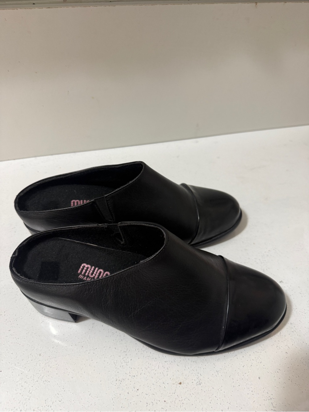 Munro Black Leather Slip-On Mule Loafers in new  condition SHOCK ABSORBING heels